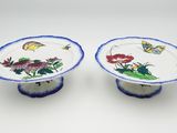 une paire d'assiettes bleues et blanches ornées de fleurs et de papillons