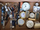 une boîte en carton remplie de montres diverses et variées
