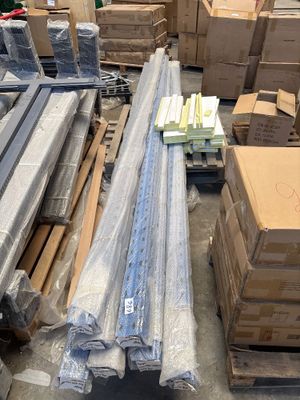 beaucoup de cartons et de palettes dans un entrepôt