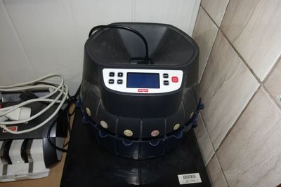 l'image d'une machine posée sur un comptoir