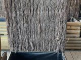 un homme qui se tient à côté d'un tas de paille