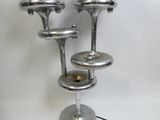 deux bougies en argent posées sur une table