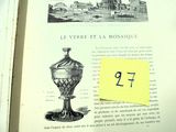 un livre ouvert sur lequel figurent l'image d'un bâtiment et d'une tasse