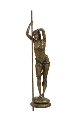 statue en bronze représentant un homme tenant une perche sur fond blanc