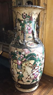 un vase posé sur une table dans une pièce