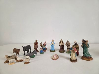 de nombreuses figurines représentant des personnes et des animaux posées sur une table