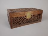 une vieille boîte en bois munie d'un loquet métallique sur le dessus