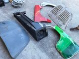 beaucoup d'outils qui traînent par terre