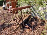 une machine rouillée abandonnée au milieu d'un jardin