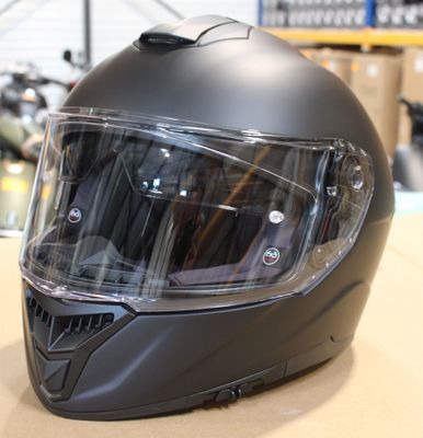 un casque posé sur une table dans un magasin