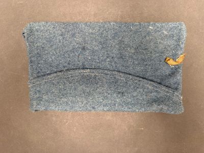 un morceau de feutre sur lequel est posée une banane