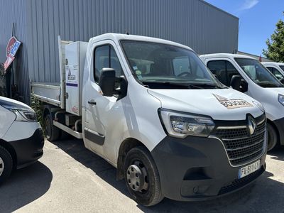 de nombreux camions blancs garés les uns à côté des autres sur un parking