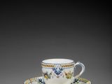 une tasse et une soucoupe ornées d'un motif floral