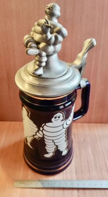 une tasse marron et blanche sur laquelle figure un personnage de dessin animé