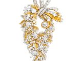 une broche en forme de couronne, en diamants et en or, signée Van Cleef