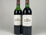 deux bouteilles de vin posées l'une à côté de l'autre sur une table