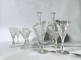 un grand nombre d'objets en verre posés sur une table