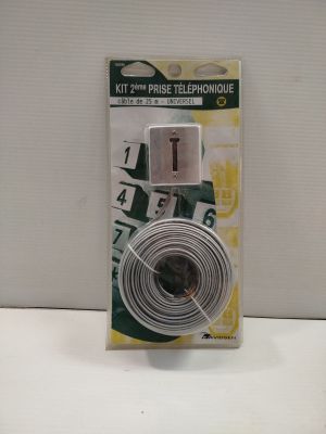 une image représentant un chargeur USB noir et blanc