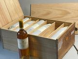 une bouteille de vin et une boîte de savons posés sur une table