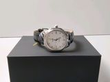 une montre posée sur une boîte noire