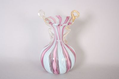 un vase en verre orné d'un motif à rayures roses et blanches