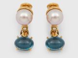 une paire de boucles d'oreilles en perles et en verre bleu