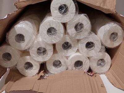 une boîte remplie de rouleaux de papier toilette posée sur une table