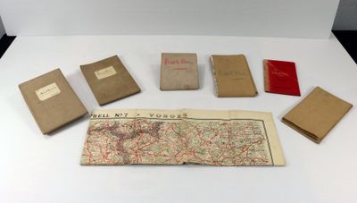 une image représentant un groupe de livres posés sur une table blanche