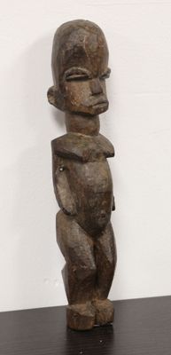 Culture LOBI, Burkina Faso. Bois dur, patine d'usage, traces…