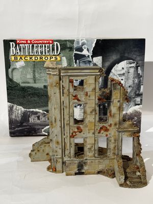 la maquette d'un bâtiment détruit, avec un livre posé devant