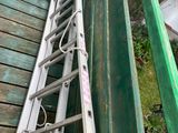 une échelle appuyée contre le mur d'un immeuble