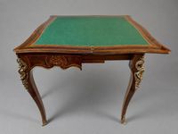 TABLE A JEU en bois de placage et marqueterie de cubes et fr… (photo 5)