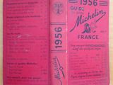 un vieux livre à la couverture rose posé sur une table