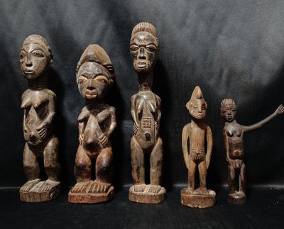 Lot de cinq statuettes africaines en bois sculpté à figures masculines - Photo 1