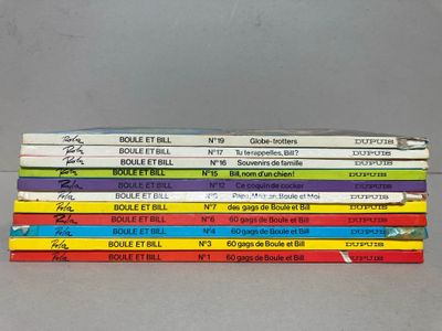 plusieurs livres empilés sur une table