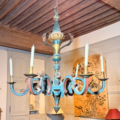 un lustre suspendu au plafond de la pièce