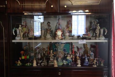 de nombreuses figurines exposées dans une vitrine