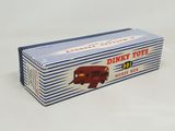 une photo d'une boîte de « Dinky Toys » posée sur une table