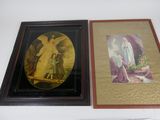deux tableaux encadrés sur le mur d'une pièce