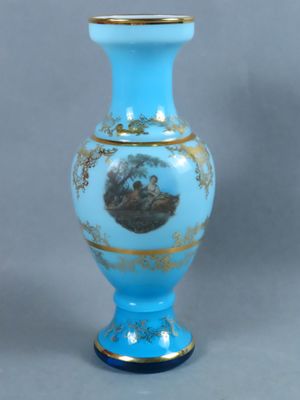 Vase en opaline bleue, à décor de scènes galantes dans le go…