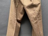 un gros plan sur un pantalon accroché au mur