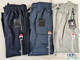 Trois pantalons de survêtement pour homme sont alignés les uns à côté des autres
