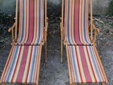 deux chaises longues placées l'une à côté de l'autre
