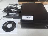 un lecteur DVD posé sur une table à côté d'un CD