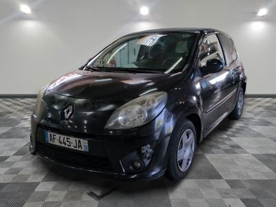 la photo d'une petite voiture noire garée dans un garage