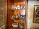 un buffet sur lequel sont disposés de nombreux verres et assiettes