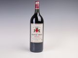 une bouteille de vin posée sur une table
