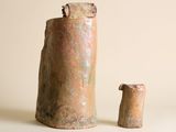 un petit vase et un vase encore plus petit posés sur une table