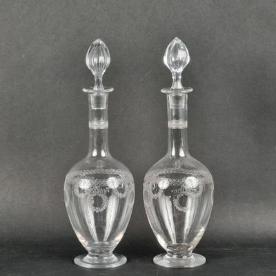 deux vases en verre transparent posés sur une table noire
