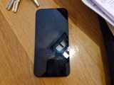 un téléphone portable posé sur une table à côté d'un trousseau de clés
